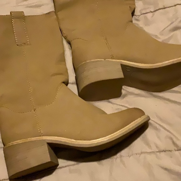 Boots boots - Picture 2 of 7